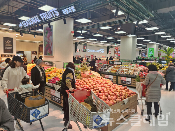 롯데마트 그라그로서리 은평점 농산매장 전경. 롯데쇼핑 제공