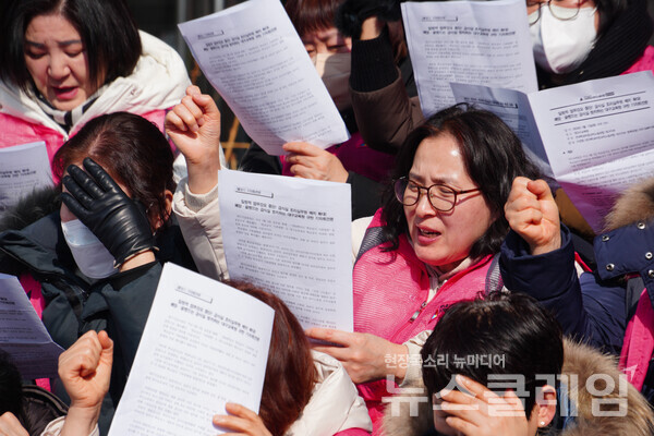 13일 오전 대구시교육청 앞에서 열린 '폐암·골병드는 급식실 방치하는 대구교육청 규탄 기자회견'. 사진=민주노총 대구본부
