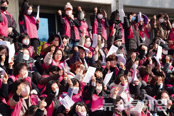13일 오전 대구시교육청 앞에서 열린 '폐암·골병드는 급식실 방치하는 대구교육청 규탄 기자회견'. 사진=민주노총 대구본부