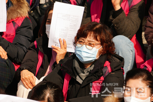 13일 오전 대구시교육청 앞에서 열린 '폐암·골병드는 급식실 방치하는 대구교육청 규탄 기자회견'. 사진=민주노총 대구본부