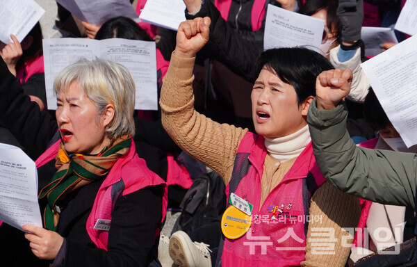 13일 오전 대구시교육청 앞에서 열린 '폐암·골병드는 급식실 방치하는 대구교육청 규탄 기자회견'. 사진=민주노총 대구본부