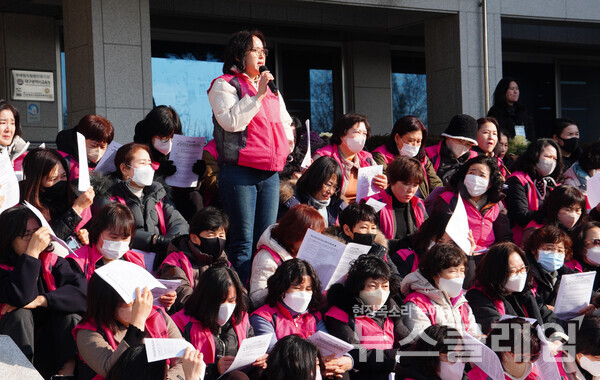 13일 오전 대구시교육청 앞에서 열린 '폐암·골병드는 급식실 방치하는 대구교육청 규탄 기자회견'. 사진=민주노총 대구본부