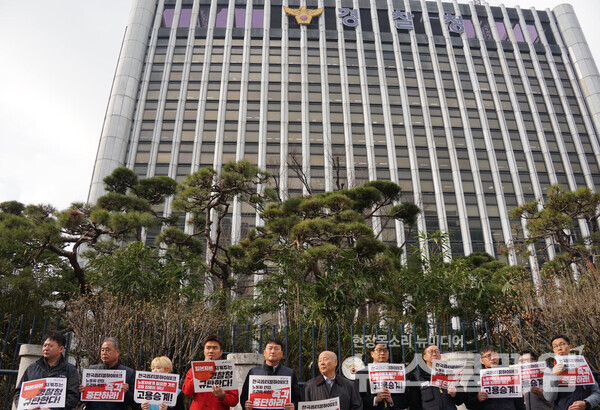 14일 오전 서울 서대문구 경찰청 앞에서 열린 '한국옵티칼하이테크 공권력 투입 반대 기자회견'. 사진=노동당