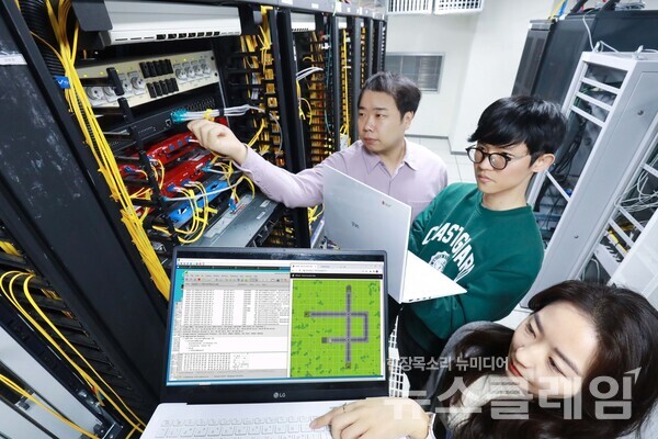 LG유플러스 임직원들이 API 형태로 구성한 5G 네트워크를 활용해 시연하고 있다. LG유플러스 제공