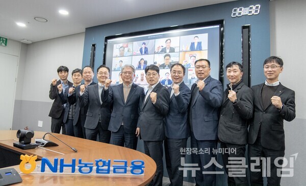 NH농협금융은 15일 서울 중구 소재 본사에서 2024년 제1차 글로벌 전략협의회를 개최했다. 이기현 사업전략부문장(왼쪽에서 다섯 번째)과 계열사 임직원들이 기념촬영을 하고 있다. NH농협금융지주 제공