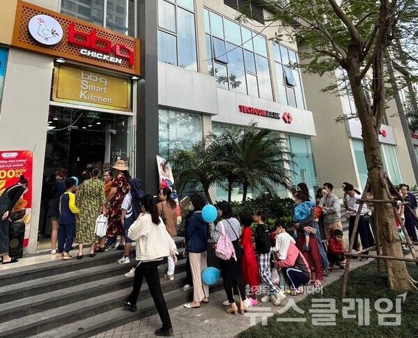 제너시스BBQ 그룹은 최근 베트남 수도 하노이에 위치한 프리미엄 아파트 단지 '빈홈 가드니아(Vinhome Gardenia)' 상가에 'BBQ 가드니아점'을 오픈했다고 16일 밝혔다. BBQ 제공