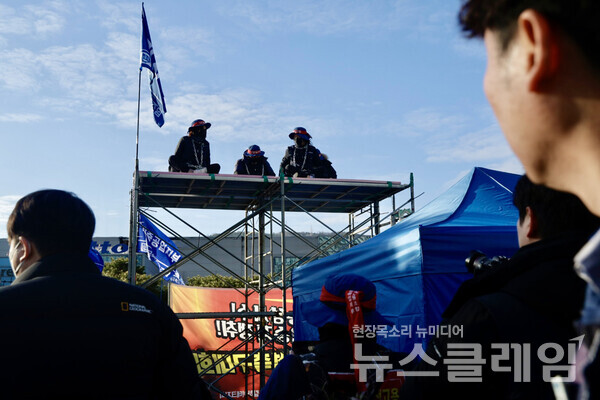 16일 오전 경북 구미시 한국옵티칼하이테크 앞에서 진행된 '한국옵티칼하이테크지회 강제집행 저지 결의대회 및 집행 저지 투쟁'. 사진=금속노조