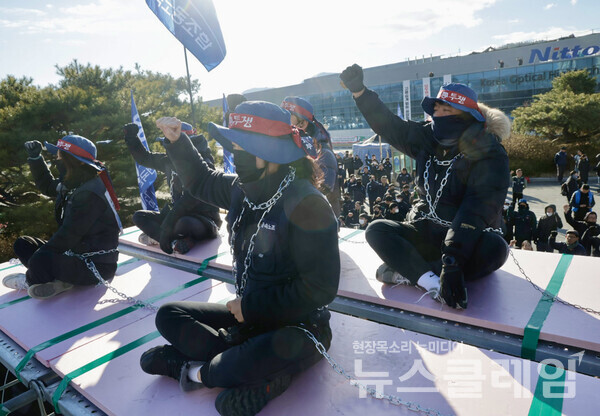 16일 오전 경북 구미시 한국옵티칼하이테크 앞에서 진행된 '한국옵티칼하이테크지회 강제집행 저지 결의대회 및 집행 저지 투쟁'. 사진=금속노조