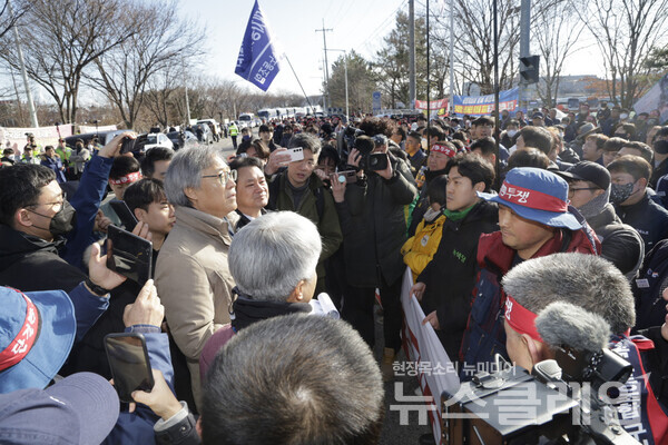 16일 오전 경북 구미시 한국옵티칼하이테크 앞에서 진행된 '한국옵티칼하이테크지회 강제집행 저지 결의대회 및 집행 저지 투쟁'. 사진=금속노조