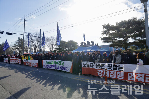 16일 오전 경북 구미시 한국옵티칼하이테크 앞에서 진행된 '한국옵티칼하이테크지회 강제집행 저지 결의대회 및 집행 저지 투쟁'. 사진=금속노조