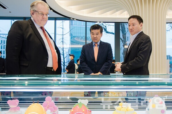 19일 '워크샵 바이 배스킨라빈스' 매장 오픈 기념 행사에서 허희수 비알코리아 전략총괄임원(오른쪽)이 제프리존스 주한미국상공회의소 이사장(왼쪽)과 제임스 김 주한미국상공회의소 회장(중앙)에게 매장과 제품에 대해 설명하고 있다. SPC 배스킨라빈스 제공