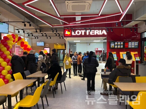 지난 16일 몽골 수도 울란바토르에 위치한 노민플라자 쇼핑몰에 오픈한 롯데리아 5호점 ‘노민플라자점’ 오픈에 현지 고객들이 매장에 방문한 모습. 롯데GRS 제공