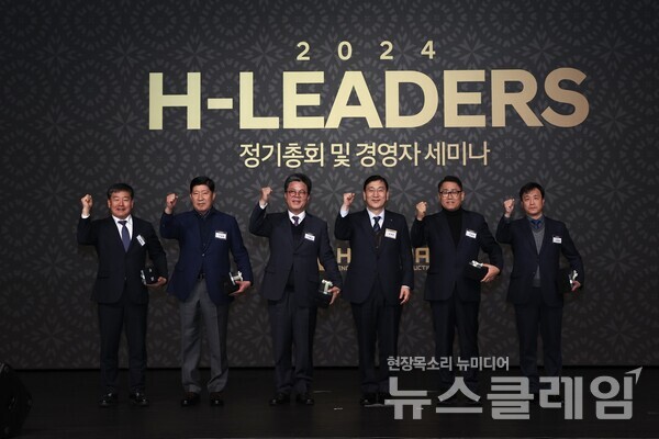 현대건설 윤영준 사장(오른쪽에서 3번째)과 안전·품질·공정·기술 등 각 부문에 선정된 우수 협력사 대표들이 시상식 후 기념 촬영을 진행하고 있다. 현대건설 제공