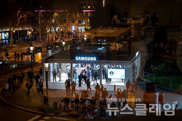 19일(현지시간)스페인 바르셀로나 카탈루냐 광장(Plaza de Catalunya)에서 운영 중인 '갤럭시 익스피리언스 스페이스' 전경. 삼성전자 제공