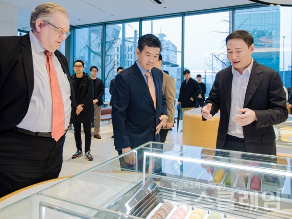 지난 19일 '워크샵 바이 배스킨라빈스' 매장 오픈 기념 행사에서 허희수 비알코리아 전략총괄임원(오른쪽)이 제프리존스 주한미국상공회의소 이사장(왼쪽)과 제임스 김 주한미국상공회의소 회장(중앙)에게 매장과 제품에 대해 설명하고 있다. SPC 배스킨라빈스 제공