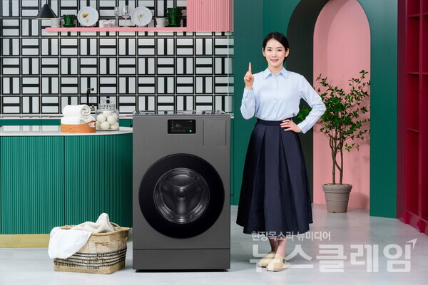 삼성전자 모델이 신제품을 소개하고 있다. 삼성전자 제공