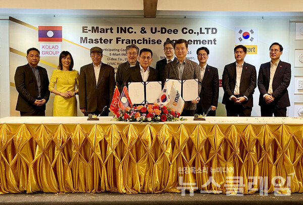 이마트가 지난 22일 라오스 현지에 위치한 KOLAO Tower에서 엘브이엠씨홀딩스(코라오그룹)의 투자회사인 'UDEE.CO.,Ltd'와 라오스 진출 마스터프랜차이즈 본계약을 체결하고 있다. 이마트 제공