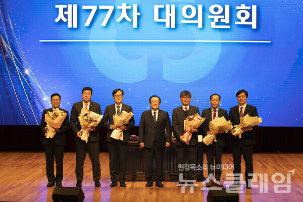 (오른쪽부터)임진우 신용공제대표이사, 최훈 지도이사, 황길현 전무이사, 김인 새마을금고중앙회장, 이상화 이사, 박무완 이사, 성성식 이사. 새마을금고중앙회 제공