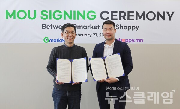 이택천 G마켓 영업본부장(왼쪽)과 쇼피 Sharavdagva Batzul CEO(오른쪽)가 기념 촬영을 하고 있다. G마켓 제공