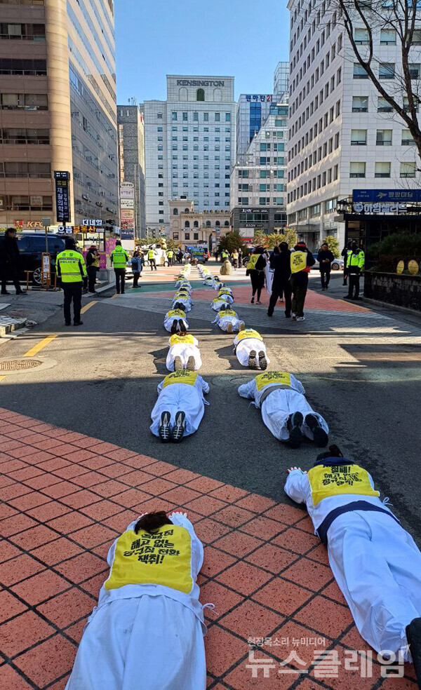 26일 오전 서울 여의도 더불어민주당사 앞에서 건강보험고객센터상담사들이 정규직 전환 촉구 오체투지 행진을 하고 있다. 사진=공공운수노조