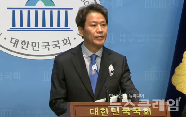 임종석 전 대통령 비서실장이 28일 오전 서울 여의도 국회 소통관에서 더불어민주당 전략공천위원회의 결정 관련 입장 발표를 하고 있다.