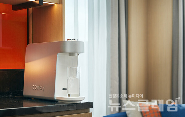 코웨이는 메리어트 호텔 그룹 계열의 르메르디앙&목시 서울 명동 호텔에 나노직수 미니 정수기를 공급했다고 29일 밝혔다. 코웨이 제공