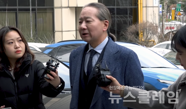 주수호 대한의사협회 비상대책위원회 언론홍보위원장이 6일 의료법 위반 등 혐의 관련 조사를 받기 위해 서울경찰청 공공범죄수사대로 출석하며 입장을 발표하고 있다. 사진=대한의사협회