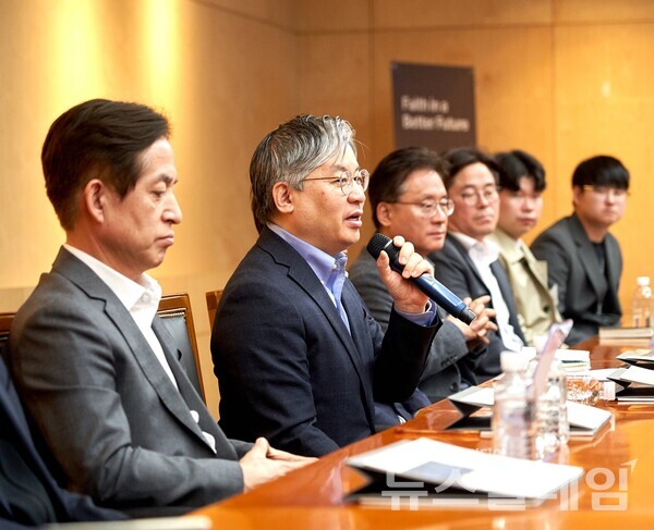 최익훈(왼쪽 두 번째) HDC현대산업개발 대표이사가 지난 6일 용산 본사에서 신입사원들과 비전토크 간담회를 진행했다. HDC현대산업개발 제공