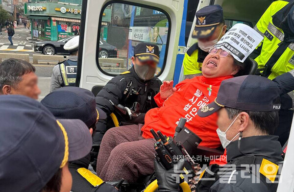 11일 오전 경찰에 연행되는 이형숙 서울장애인차별철폐연대 공동대표. 사진=전장연