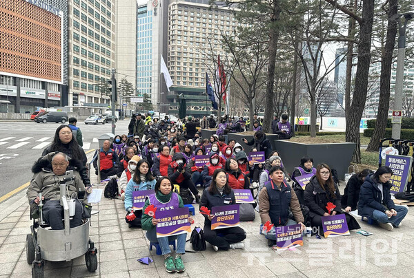 11일 오전 서울시청 동편에서 진행된 '서울시사회서비스원 사수 돌봄노동자-서울시민 결의대회'. 사진=빈곤사회연대