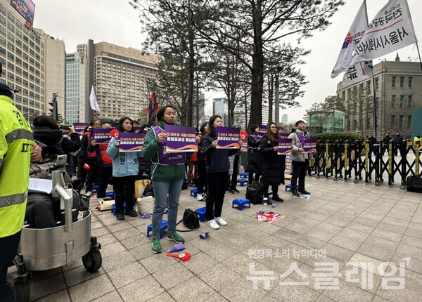 11일 오전 서울시청 동편에서 진행된 '서울시사회서비스원 사수 돌봄노동자-서울시민 결의대회'. 사진=빈곤사회연대