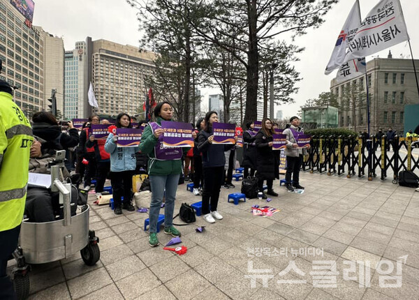 11일 오전 서울시청 동편에서 진행된 '서울시사회서비스원 사수 돌봄노동자-서울시민 결의대회'. 사진=빈곤사회연대
