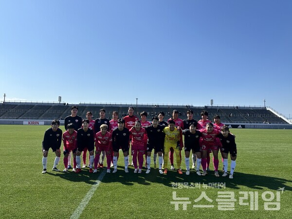 현대제철 레드엔젤스와 일본 세레소 오사카 선수들이 연습경기에 앞서 기념 사진을 촬영하고 있다. 현대제철 제공