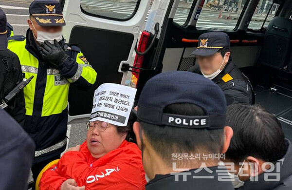 11일 오전 경찰에 연행되는 이형숙 서울장애인차별철폐연대 공동대표. 사진=전장연
