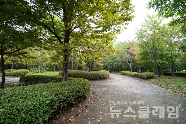 태화강변을 향하는 해파랑길6코스는 덕하역에서 1km 남짓 온산공업단지의 곁을 지나 작은 공원으로 들어선다. 사진=오근식 객원위원