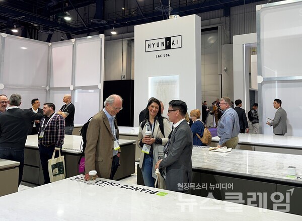 미국 라스베이거스에서 개최된 북미 최대 주방·욕실 박람회 'KBIS 2024'에서 방문객들이 현대L&C의 제품을 살펴보고 있다. 현대백화점그룹 제공