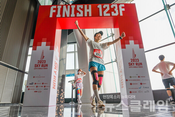 2023 스카이런(SKY RUN)을 완주한 참가자가 123층 피니시라인을 통과하고 있다. 롯데물산 제공