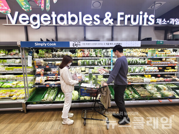 GS더프레시에서 소비자들이 채소 매대에서 상품을 고르고 있다. GS리테일 제공