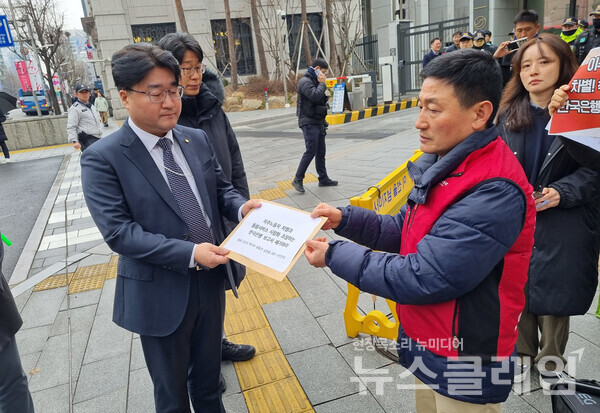 12일 오전 한국은행 앞에서 열린 '돌봄이주노동자 최저임금 차등 적용, 돌봄 가치 훼손하는 한국은행 규탄 기자회견'. 사진=한국여성민우회