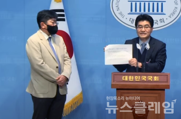 방재승 서울의대 교수협의회 비상대책위원장이 12일 국회 소통관에서 의대 증원 관련 입장 발표를 하고 있다.