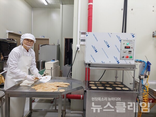 버섯누룽지 생산 모습. 언니네텃밭 제공