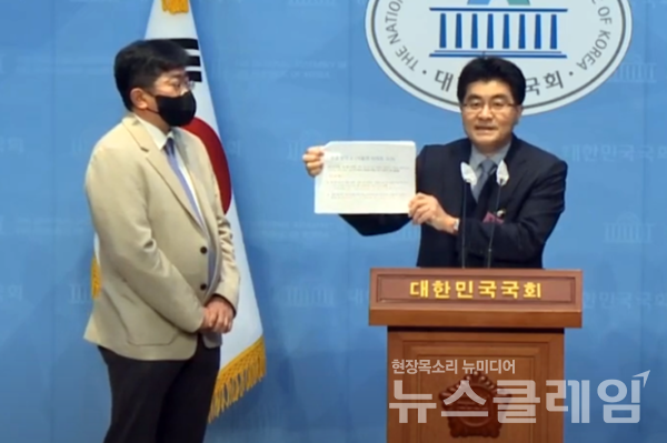 방재승 서울의대교수협의회 비상대책위원장이 12일 국회 소통관에서 의대 증원 관련 기지회견을 하고 있다.