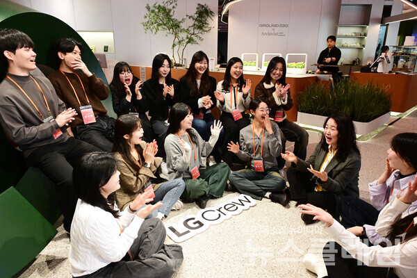 LG전자 CX센터 LSR고객연구소장 권혁진 상무(오른쪽에서 세번째)가 지난 12일 서울 영등포구 '그라운드220'에서 열리는 LG크루 4기 발대식에 앞서 LG크루와 함께 이야기를 나누고 있다. LG전자 제공