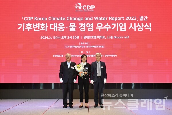 지난 13일 CDP 한국위원회가 여의도 글래드 호텔에서 개최한 ‘2023 CDP Korea 기후변화 대응∙물 경영 우수기업’ 시상식에서 풀무원 홍은기 ESH실 실장(사진 가운데)이 ‘Water 우수상’ 수상패를 받은 후 장지인 CDP 한국위원회 위원장(사진 오른쪽), 양춘승 CDP 한국위원회 상임부위원장(사진 왼쪽)과 함께 기념촬영을 하고 있다. 풀무원 제공
