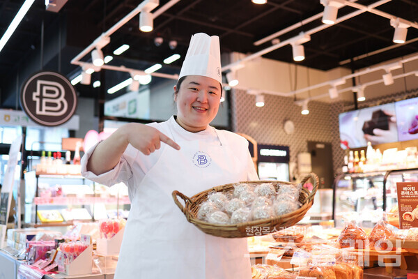 '파리바게뜨(회장 허영인) 베이킹 콘테스트'에서 '찰깨유과도넛'을 개발해 대상을 수상한 이윤정 제빵사. SPC 파리바게뜨 제공
