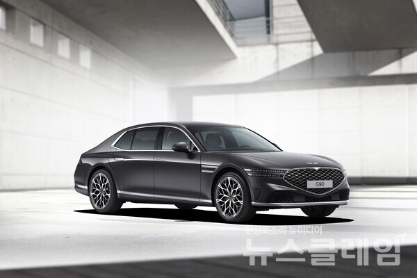 현대차그룹이 ‘2024 한-아프리카 정상회의’ 공식 의전 차량으로 지원하는 제네시스 G90. 현대차그룹 제공