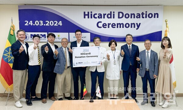 동아에스티-MCM병원 원격 환자 모니터링 플랫폼 '하이카디' 지원 업무 협약 체결식에서 메쥬 조성필 부사장(사진 왼쪽에서 3번째), 동아제약 커뮤니케이션실 김용운 상무(사진 왼쪽에서 5번째), MCM 병원 김권삼 원장(사진 왼쪽에서 6번째) 등 관계자들이 기념 사진을 촬영하고 있다. 동아에스티 제공