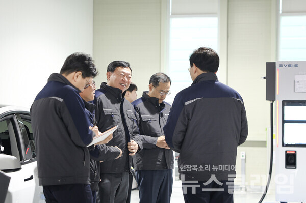 신동빈 롯데 회장이 25일 충북 청주에 위치한 이브이시스 스마트팩토리 청주 신공장을 방문했다. 롯데지주 제공