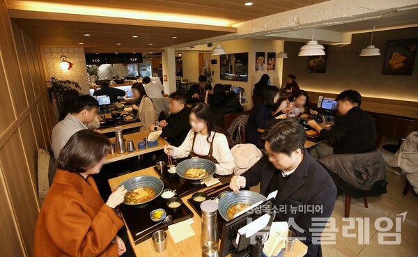 제너시스BBQ 그룹(회장 윤홍근)은 우동&돈카츠 전문 브랜드 '우쿠야'가 선보인 프리미엄 매장 '우쿠야 강남역삼점'이 오픈 100일만에 12.3%의 매출 상승을 보였다고 26일 밝혔다. 제너시스BBQ 그룹 제공