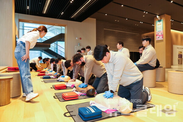 삼성스토어 부천중동점에서 교육 중인 모습. 삼성전자 제공